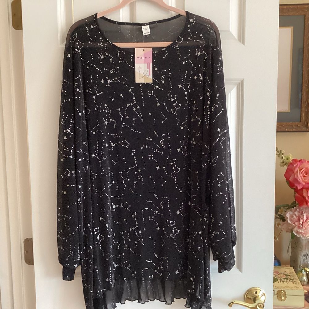 NWT. Women’s 5X Large Plus WDIRARA Brand  L/S Blouse Black W/Silver Stars